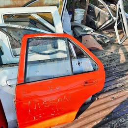 Puerta pelada Nissan v-16 twimcan año:2000