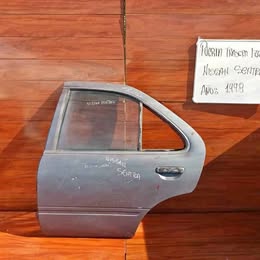 Puerta pelada para pintura Nissan sentra año:2000