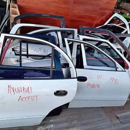 Puerta trasera hyundai accent año:2004