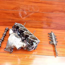 Culata pelada Nissan v-16 tapa Roja año:1994