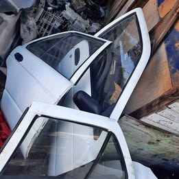 Puerta pelada Nissan v-16 twimcan año:2000