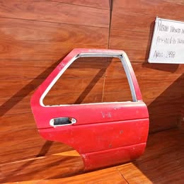 Puerta trasera Nissan v-16 twimcan año:2006