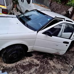 Vidrio de puerta Nissan v-16 twimcan año:2004