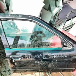 Puerta copiloto Nissan sentra año:1998