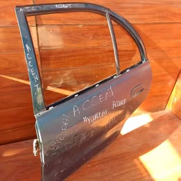 Puerta trasera pelada hyundai accent año:1997