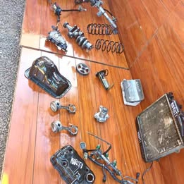 Riel con sus inyectores suzuki maruti año:2002