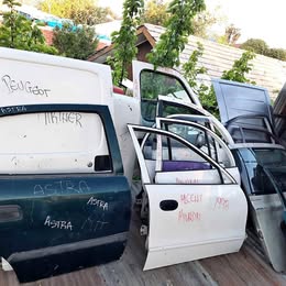 Vidrio de puerta chevrolet astra año:2005