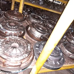 Volante de inercia con su prensa Nissan v-16 tapa Roja año:1994