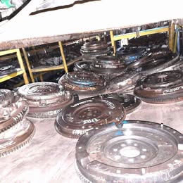 Volante de inercia con su prensa Nissan v-16 tapa Roja año:1995