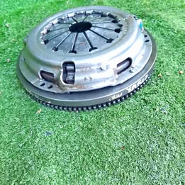 Volante de inercia con su prensa Toyota yaris año:2006