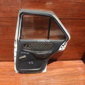 Puerta Trasera Derecha Nissan V16 2003