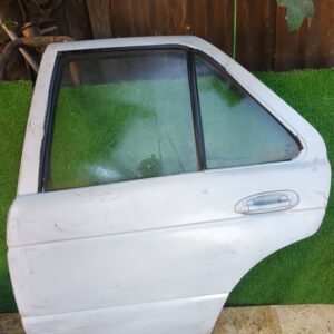 Puerta Trasera Izquierda Nissan V16 2004