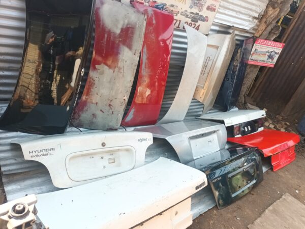 tapa de maletera Hyundai accent 1997