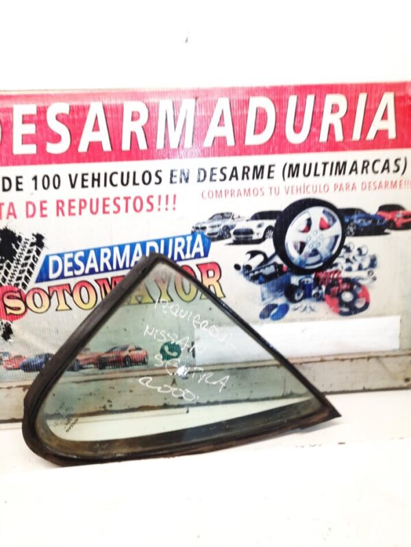 Aletilla izquierda Nissan sentra año:2000