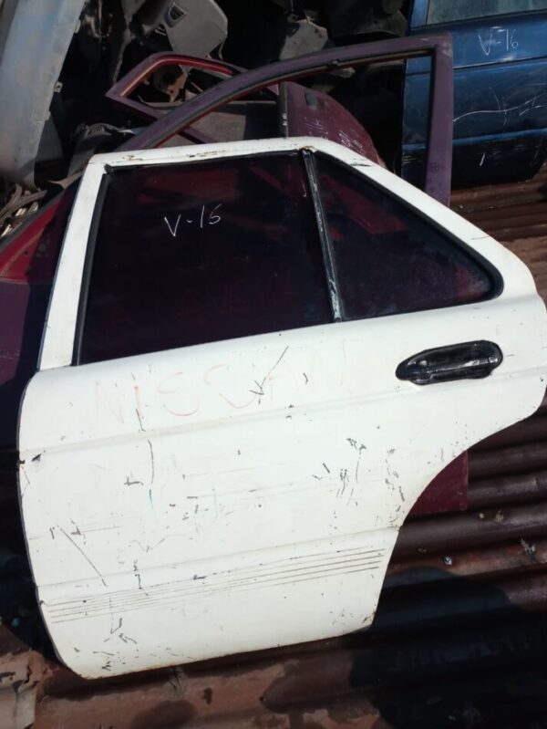 vidrio puerta trasera izquierda Nissan v16 twimcan Año:2007