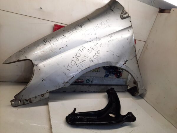 tapabarro izquierdo (para pintura) Toyota yaris sedan año:2000