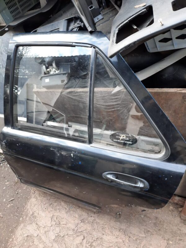 vidrio puerta trasera Nissan v-16 twimcan año:2005
