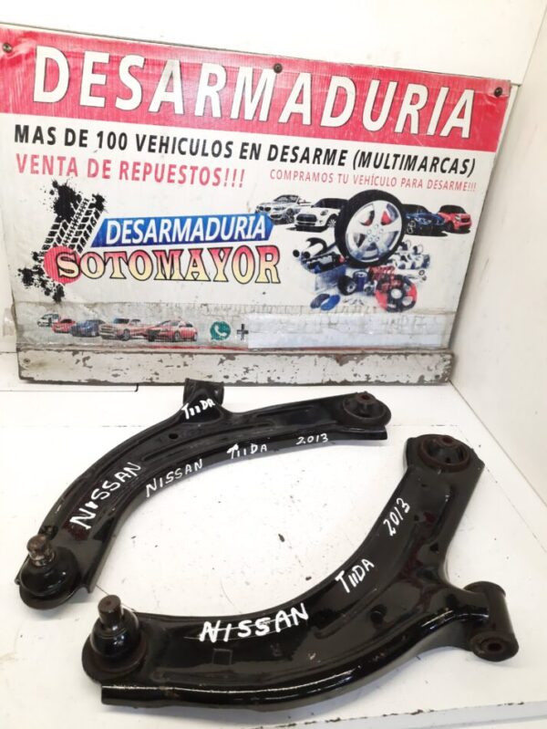 bandejas Nissan tiida año:2013