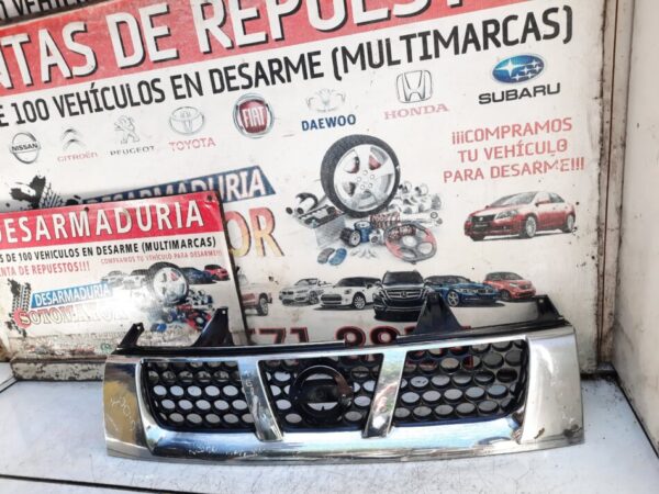 mascarilla cromada Nissan terrano año:2010