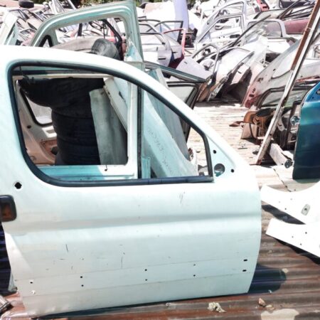 puerta copiloto Peugeot partner 1.9 año:2009